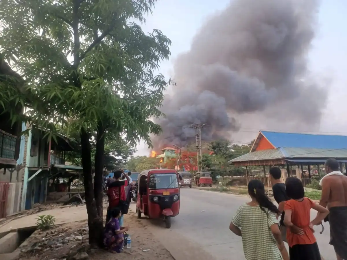 Rohingya Owned Hotel Burned in Buthidaung – Rohingya Khobor