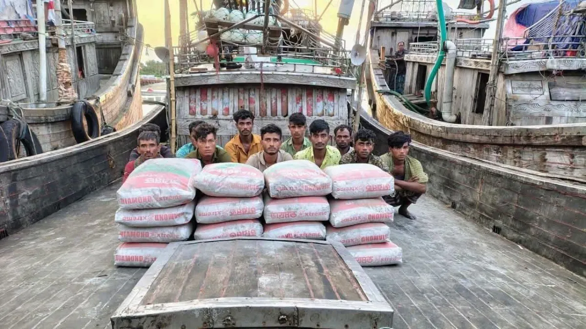 Bangladesh Navy Seizes Two Boats Carrying Cement to Maungdaw – Rohingya Khobor